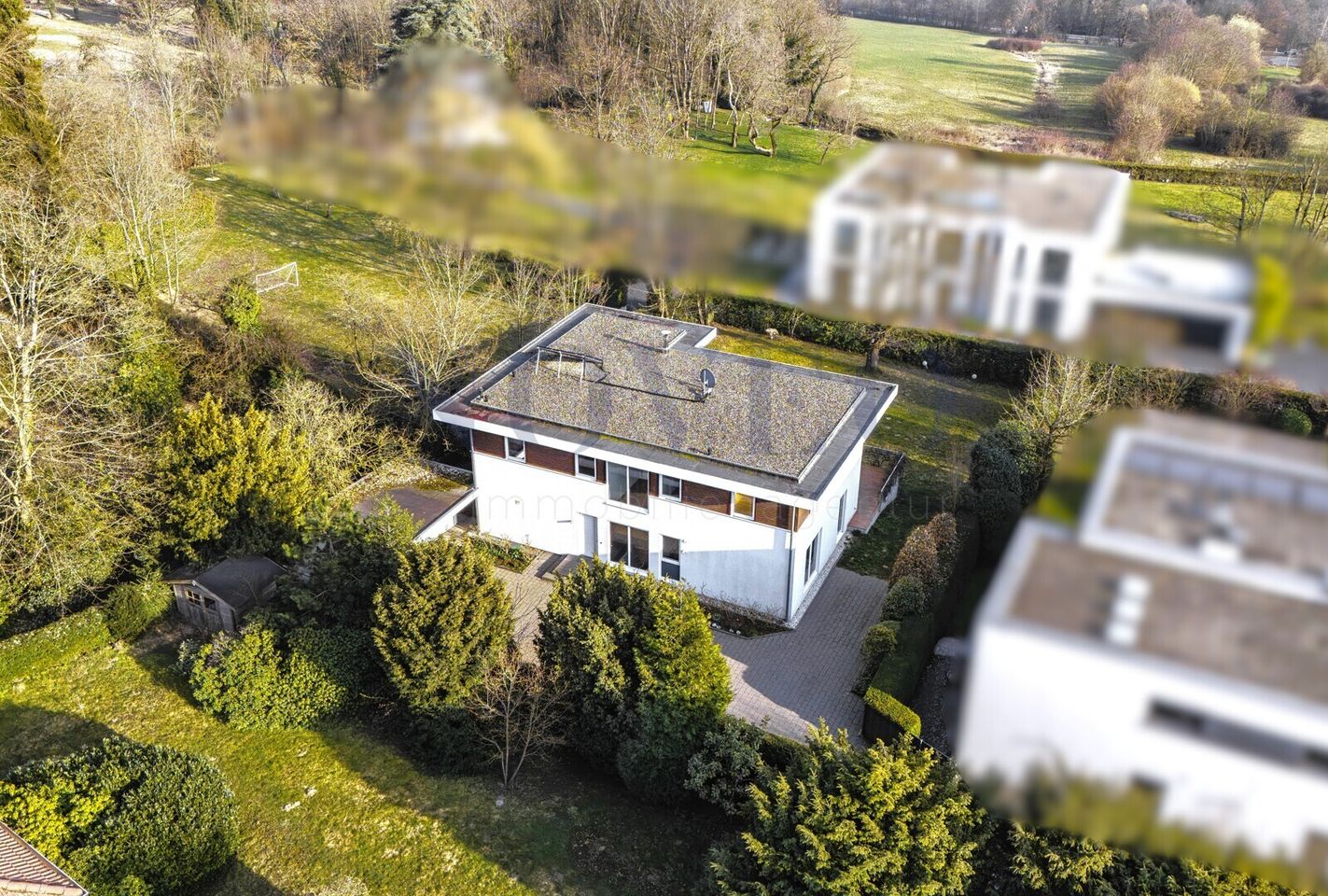 eingebettet in viel Grün