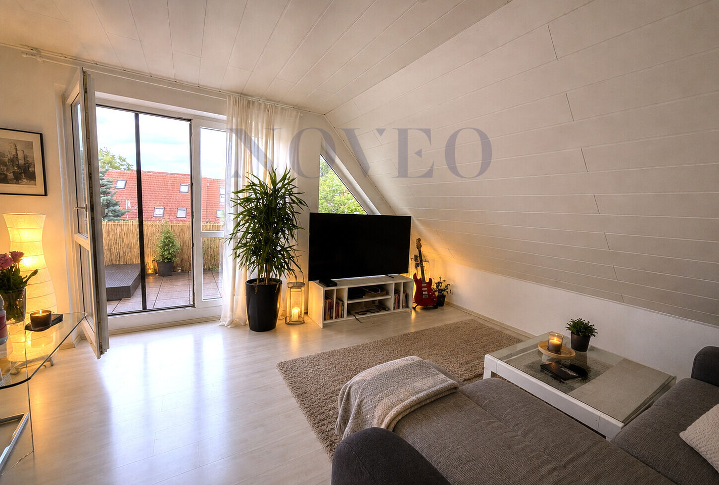 großzügiges Wohnzimmer mit Zugang zur Terrasse