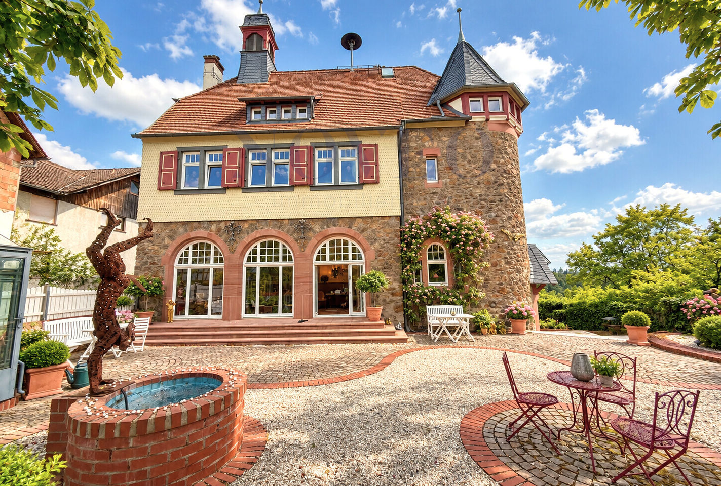 Innenhof mit historischem Turm