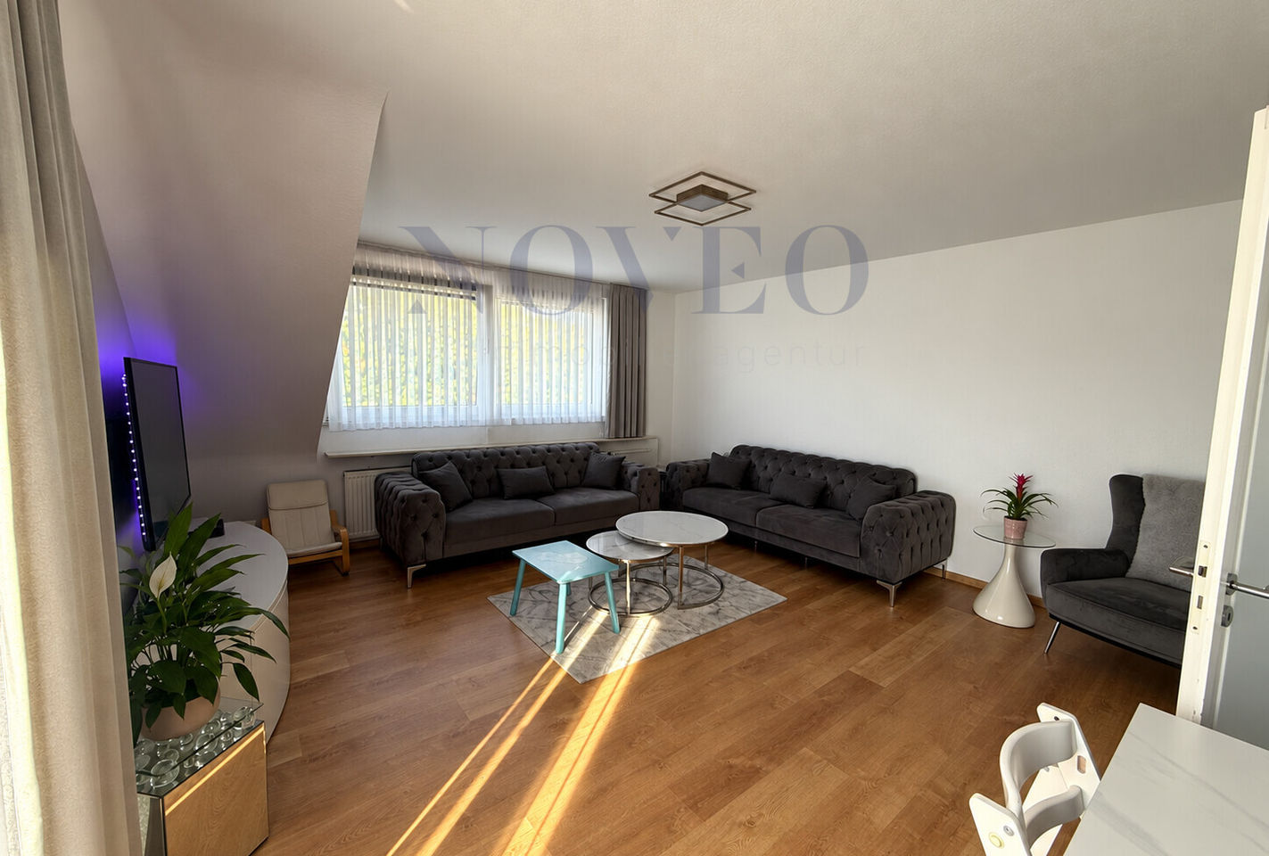 Wohnzimmer mit anschließenden Essbereich