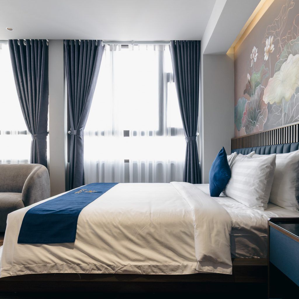 Panorama Suite with Balcony & Bathtub