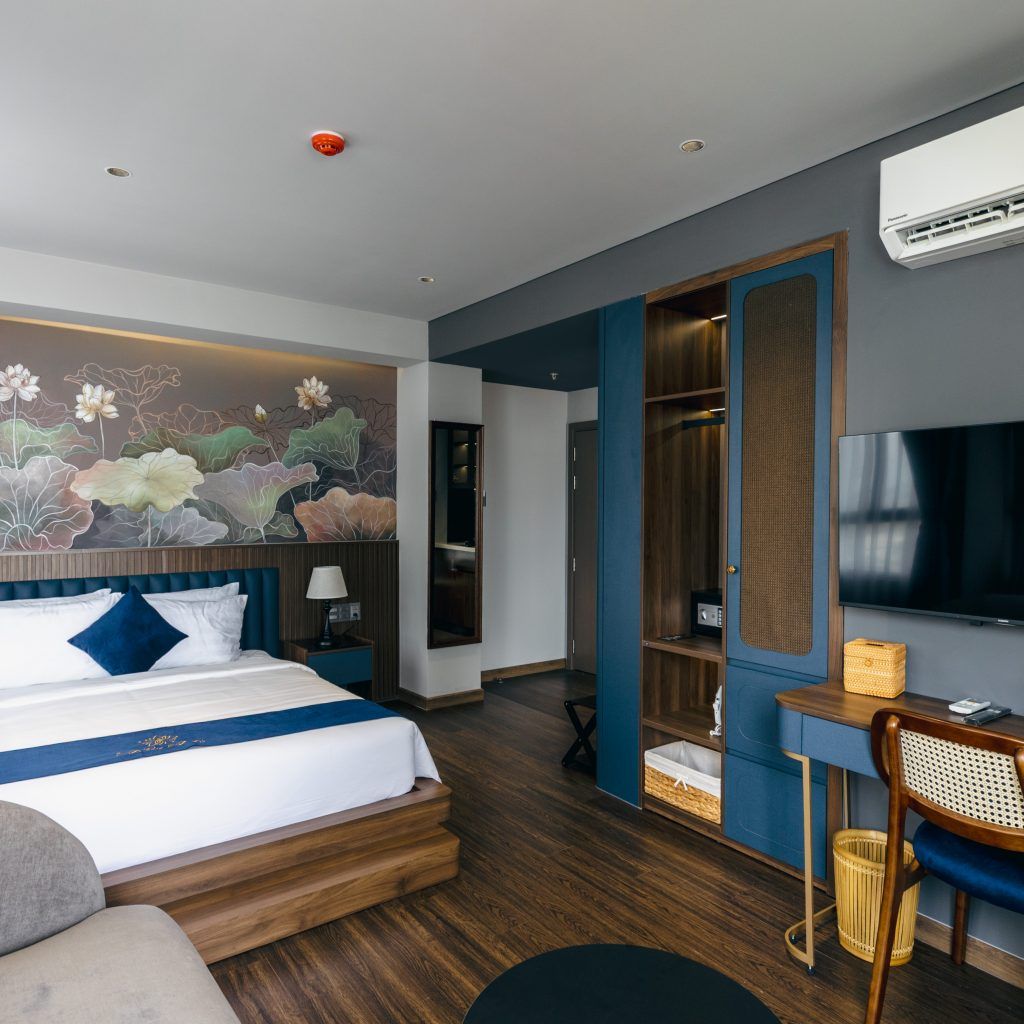 Panorama Suite with Balcony & Bathtub