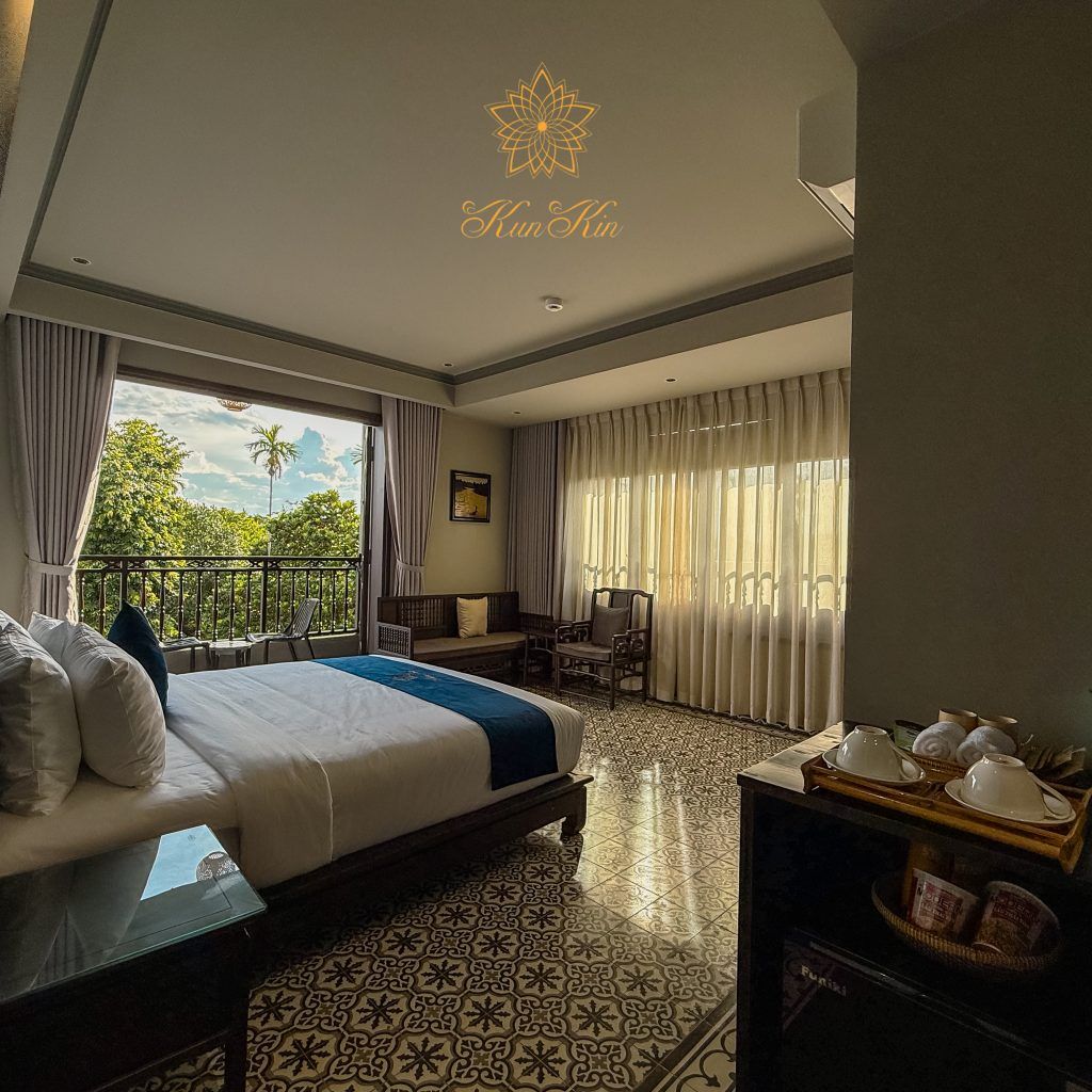 Suite with Balcony & Bathtub