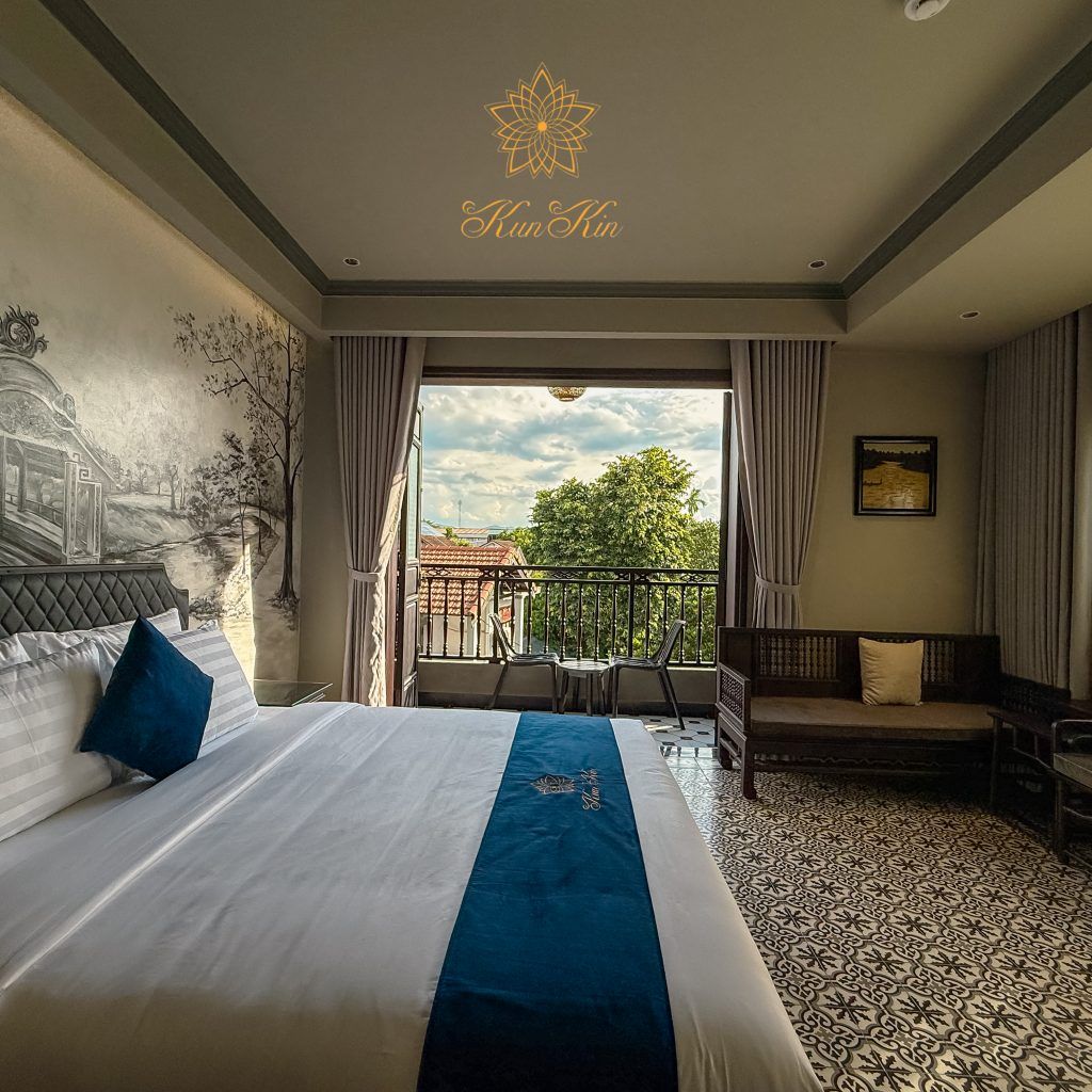 Suite with Balcony & Bathtub