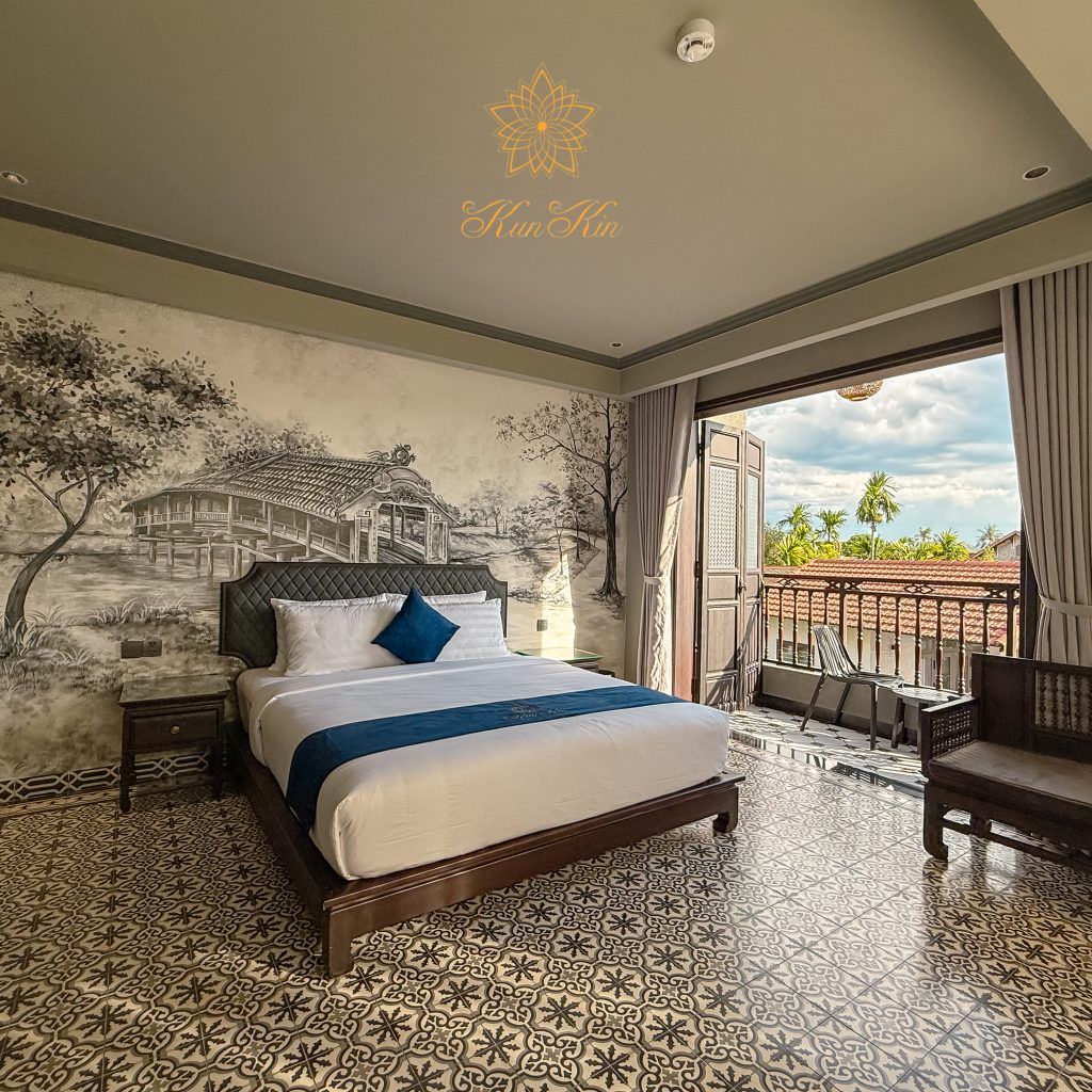 Suite with Balcony & Bathtub