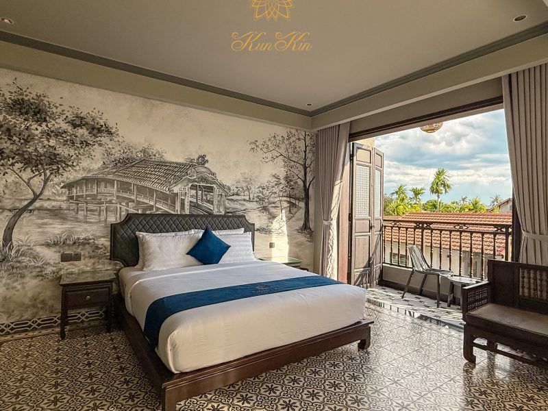 Suite with Balcony & Bathtub