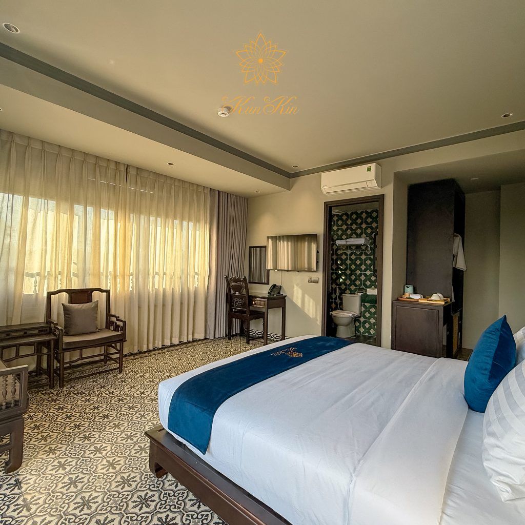 Suite with Balcony & Bathtub