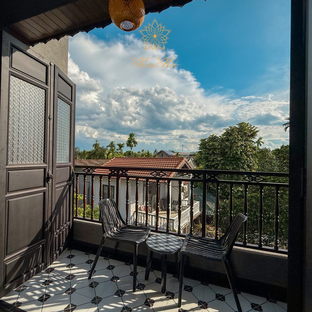 Suite with Balcony & Bathtub