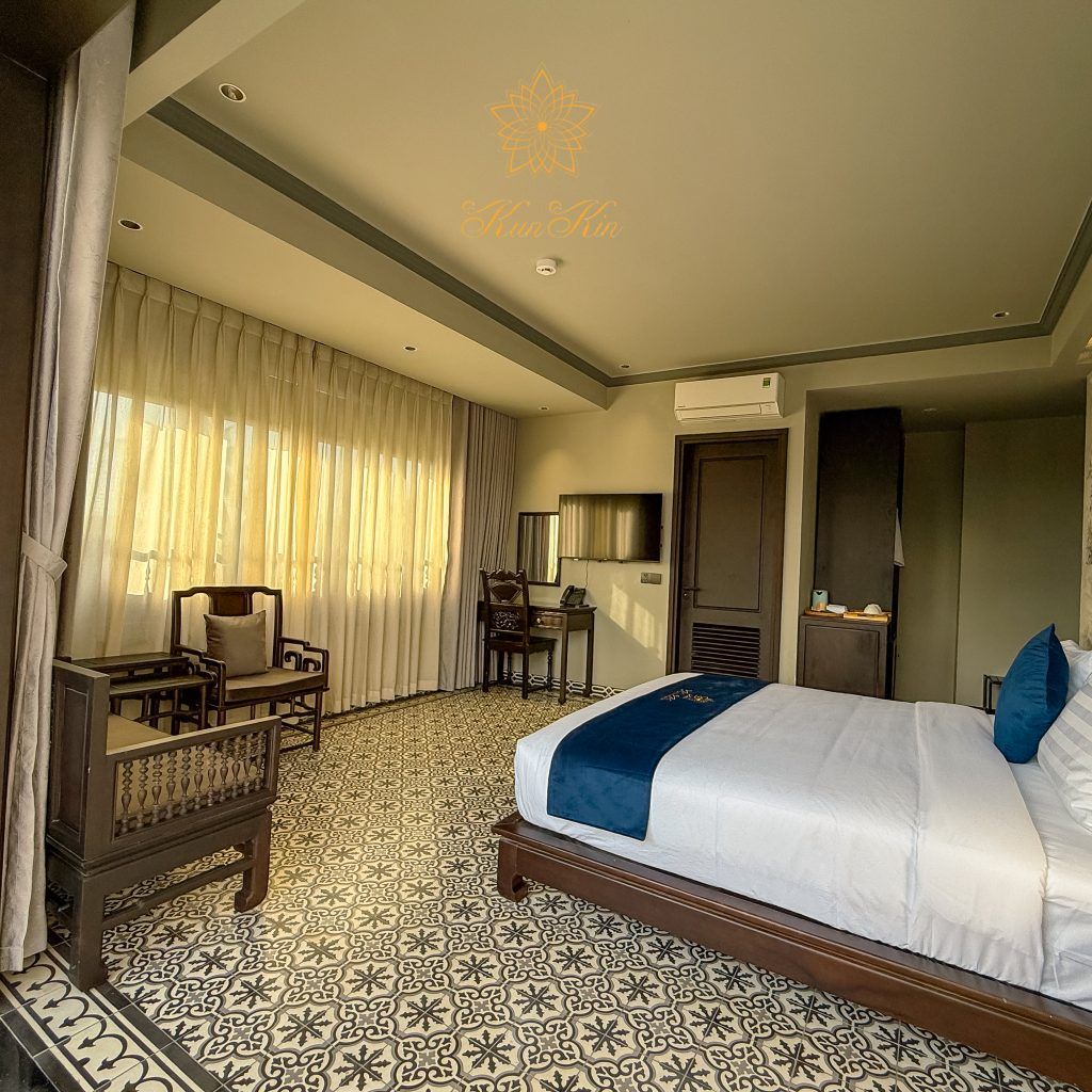 Suite with Balcony & Bathtub