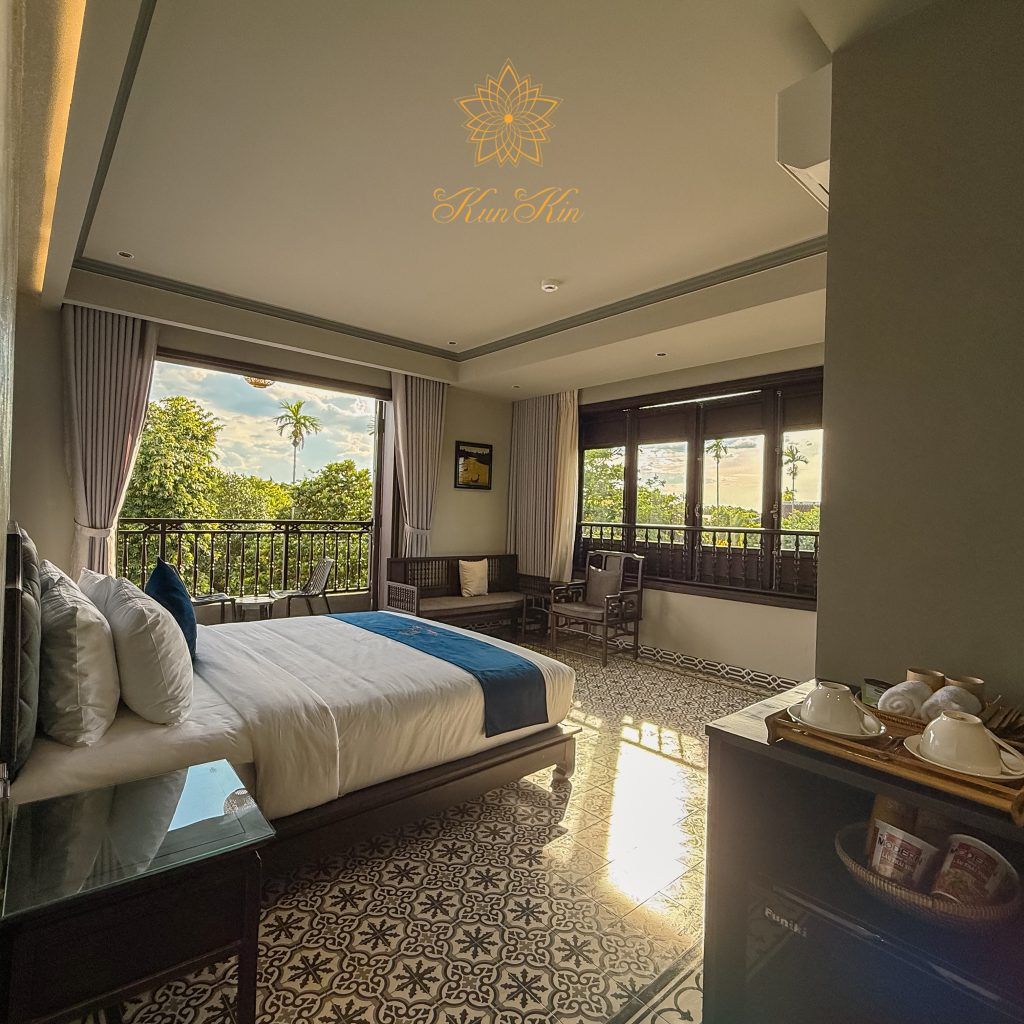 Suite with Balcony & Bathtub