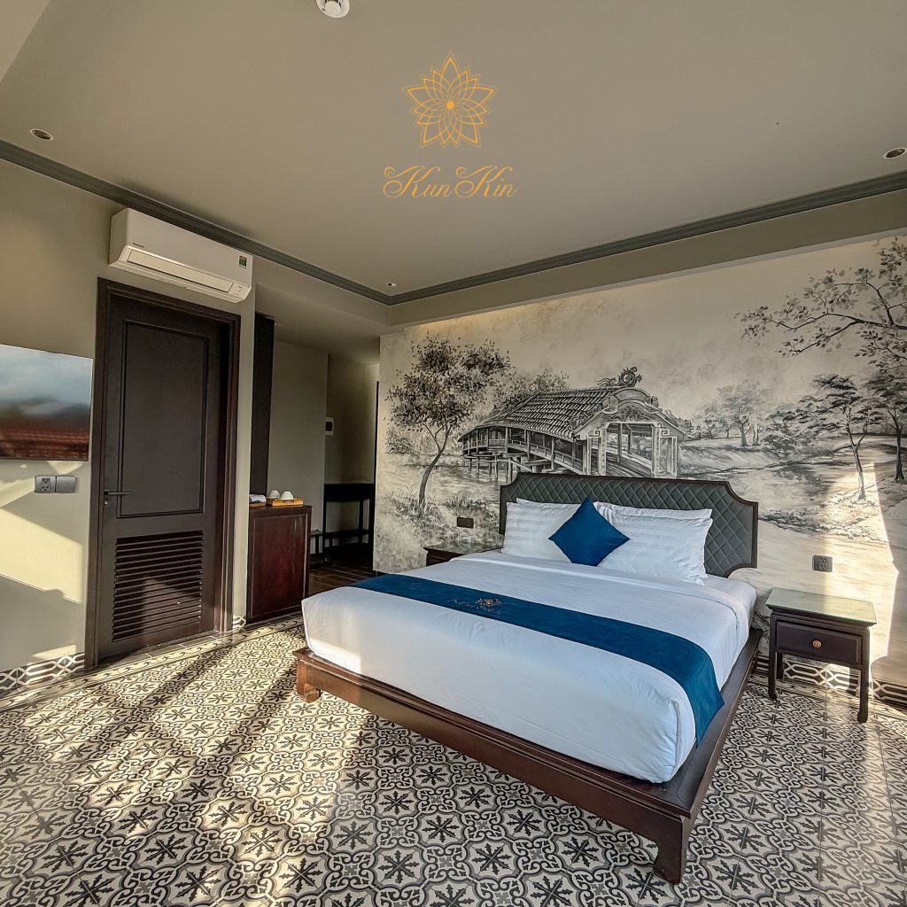 Suite with Balcony & Bathtub