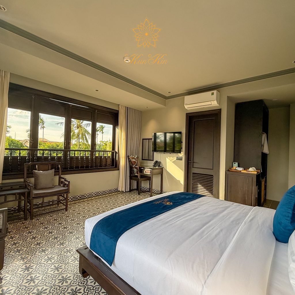 Suite with Balcony & Bathtub