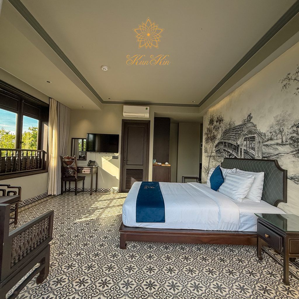 Suite with Balcony & Bathtub