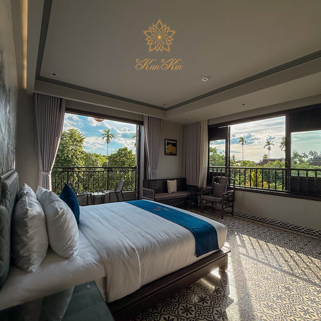 Suite with Balcony & Bathtub