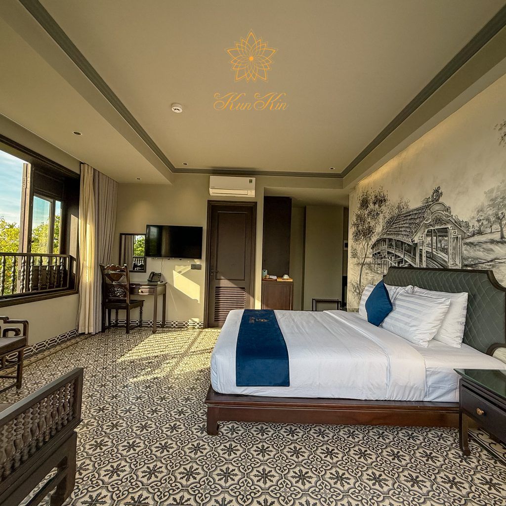 Suite with Balcony & Bathtub