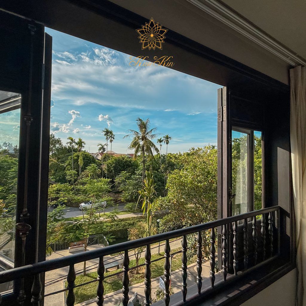 Suite with Balcony & Bathtub