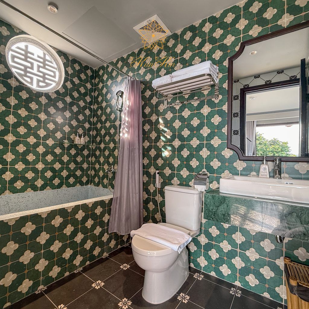 Suite with Balcony & Bathtub