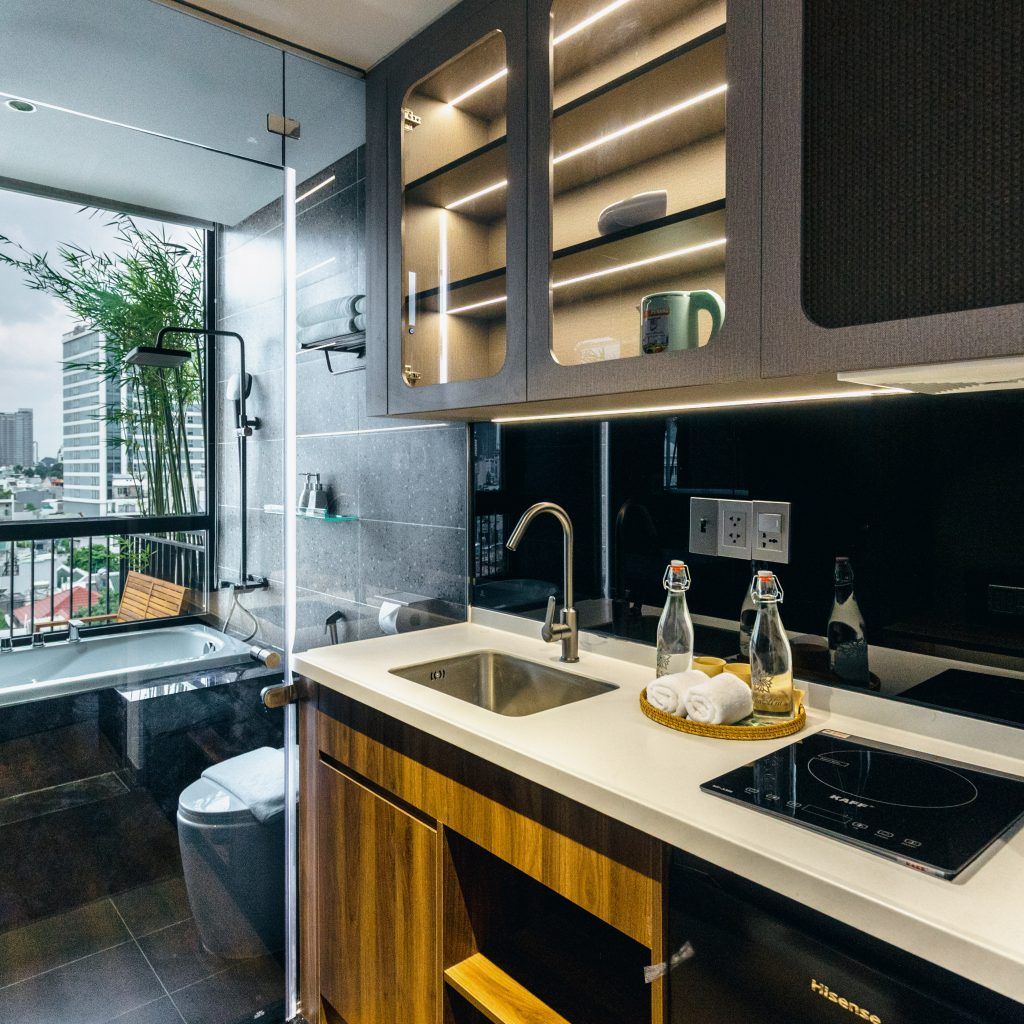 Skyline Suite with Balcony & Bathtub