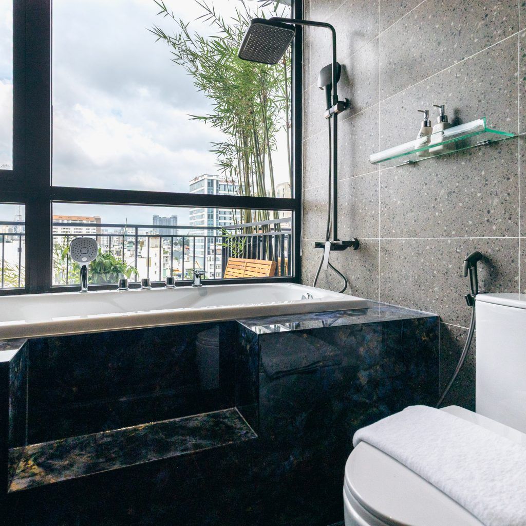 Skyline Suite with Balcony & Bathtub