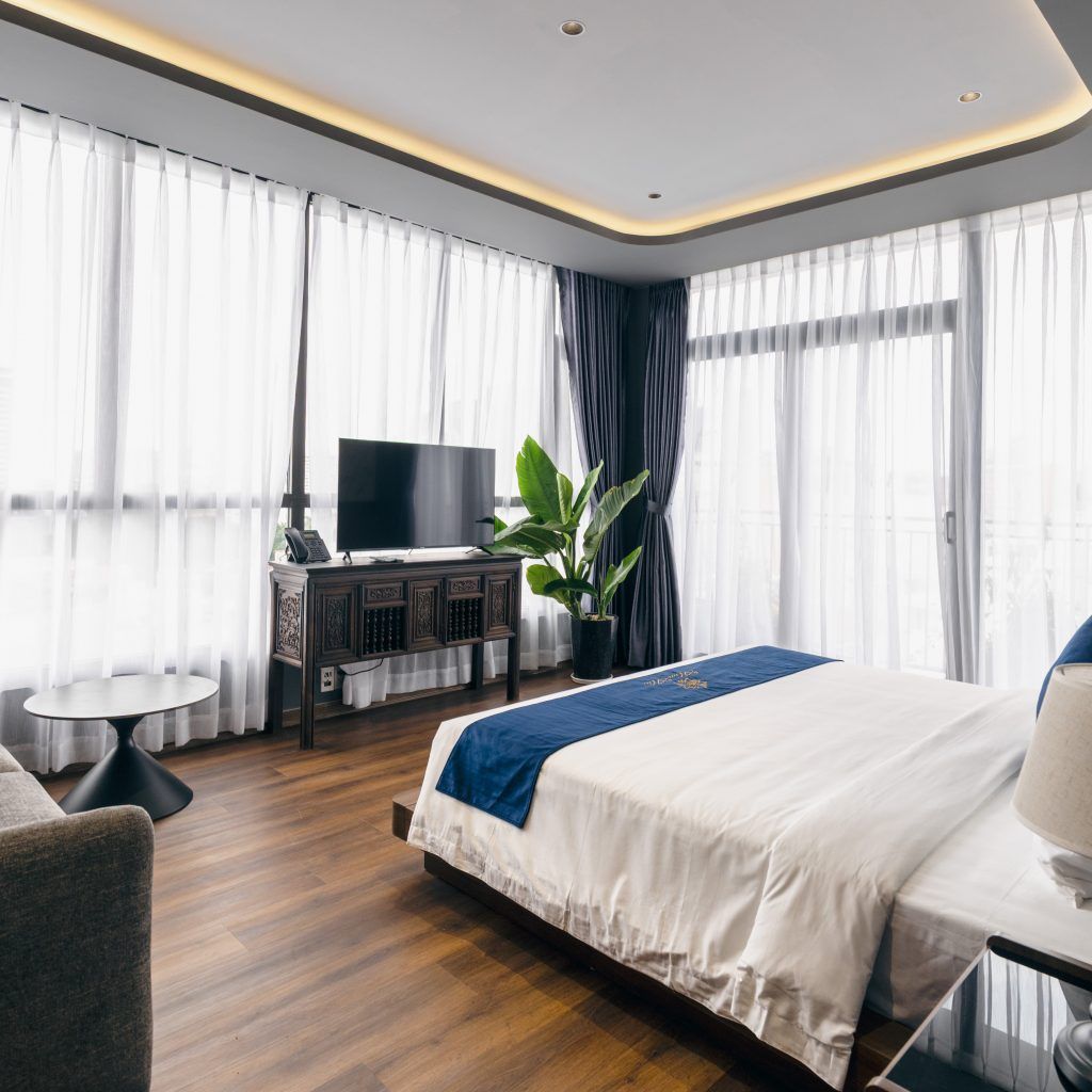 Skyline Suite with Balcony & Bathtub