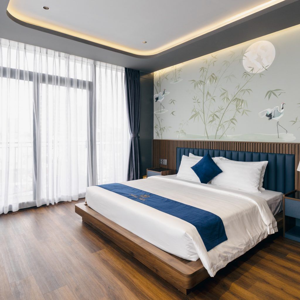 Skyline Suite with Balcony & Bathtub