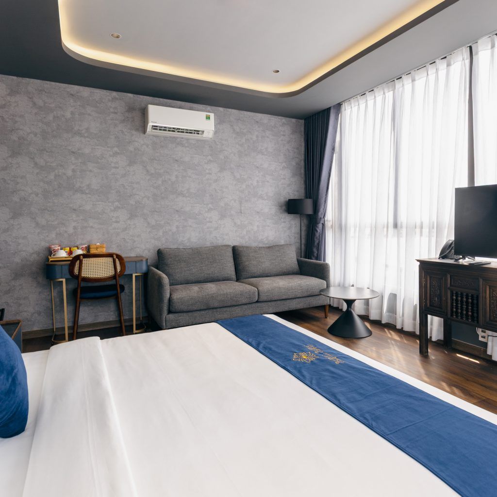 Skyline Suite with Balcony & Bathtub