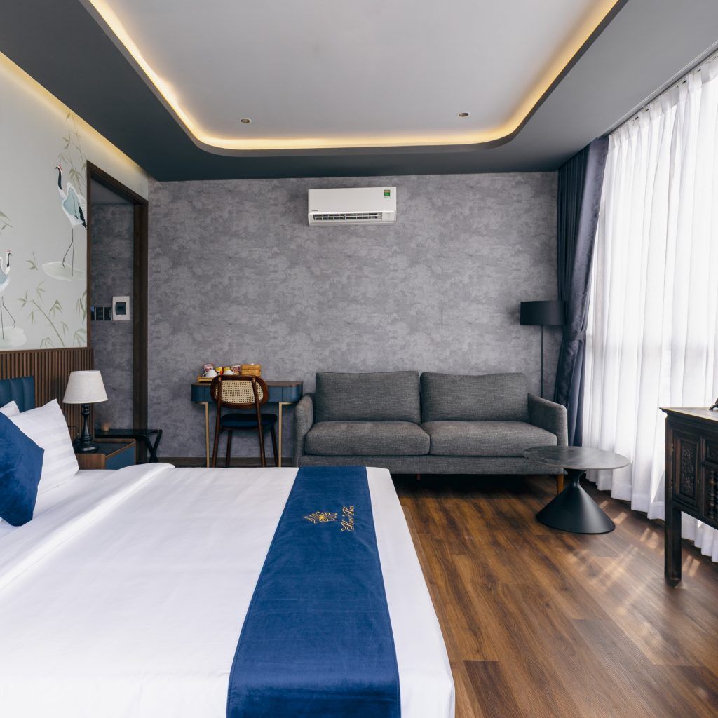 Skyline Suite with Balcony & Bathtub