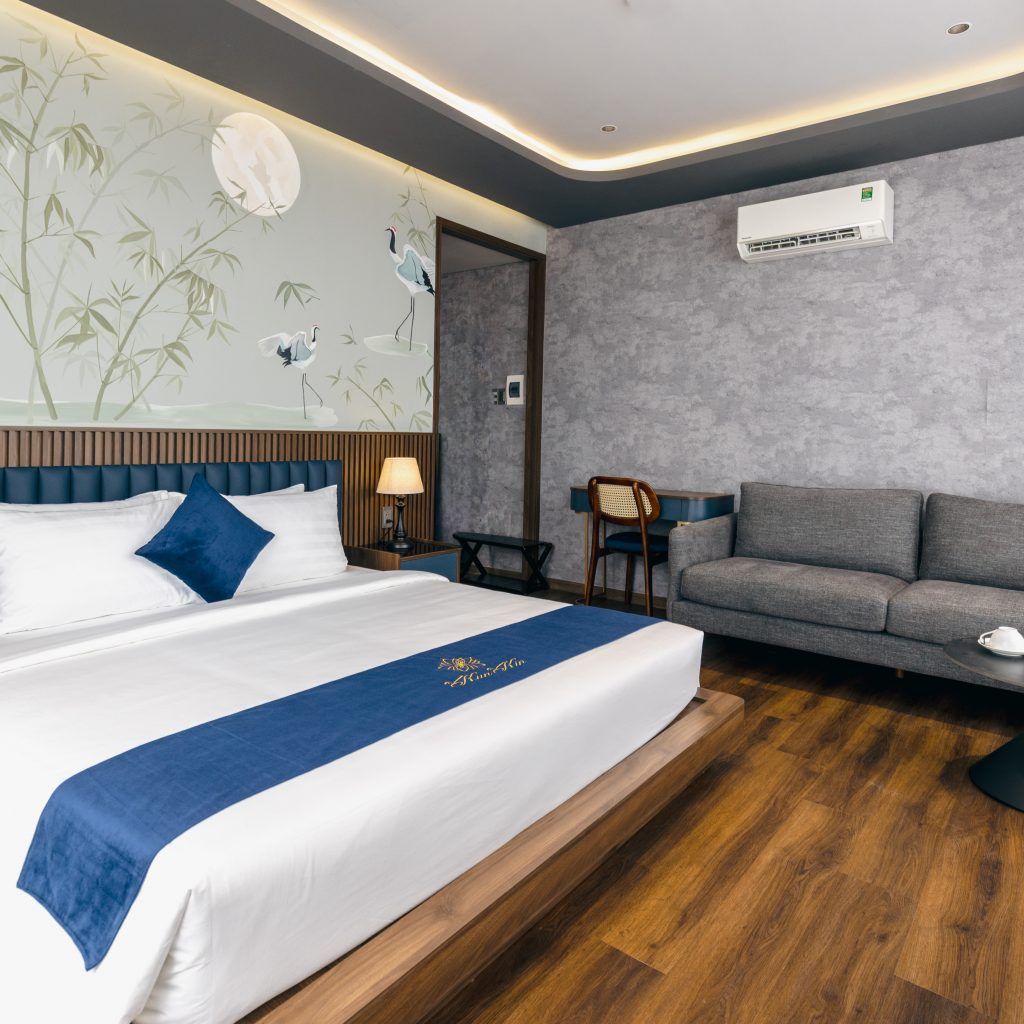 Skyline Suite with Balcony & Bathtub