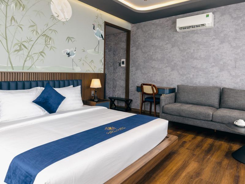 Skyline Suite with Balcony & Bathtub