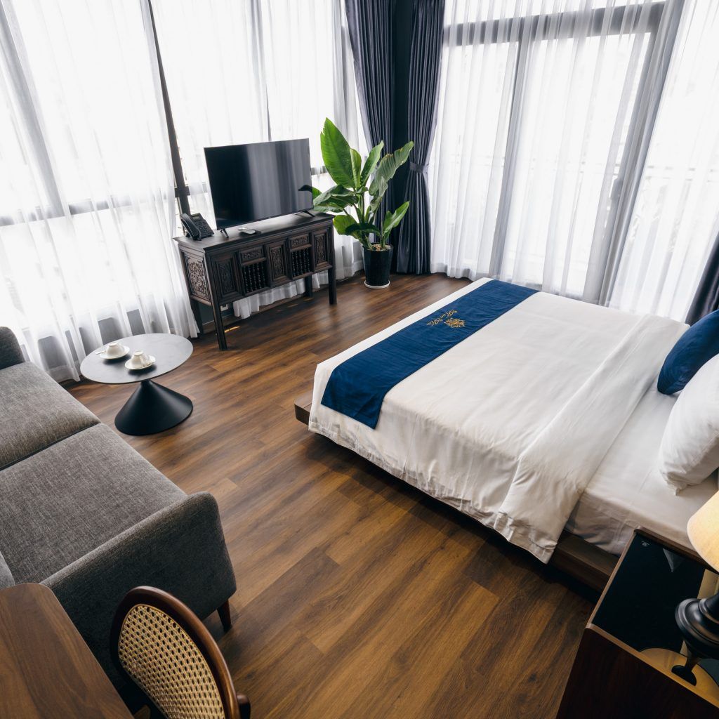 Skyline Suite with Balcony & Bathtub