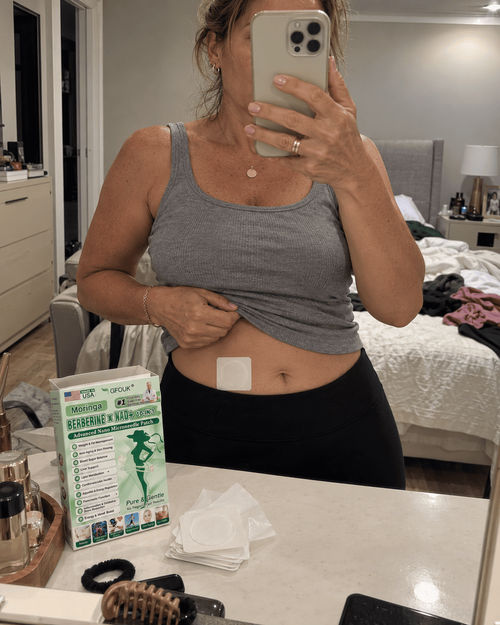 Selfie no quarto com o adesivo