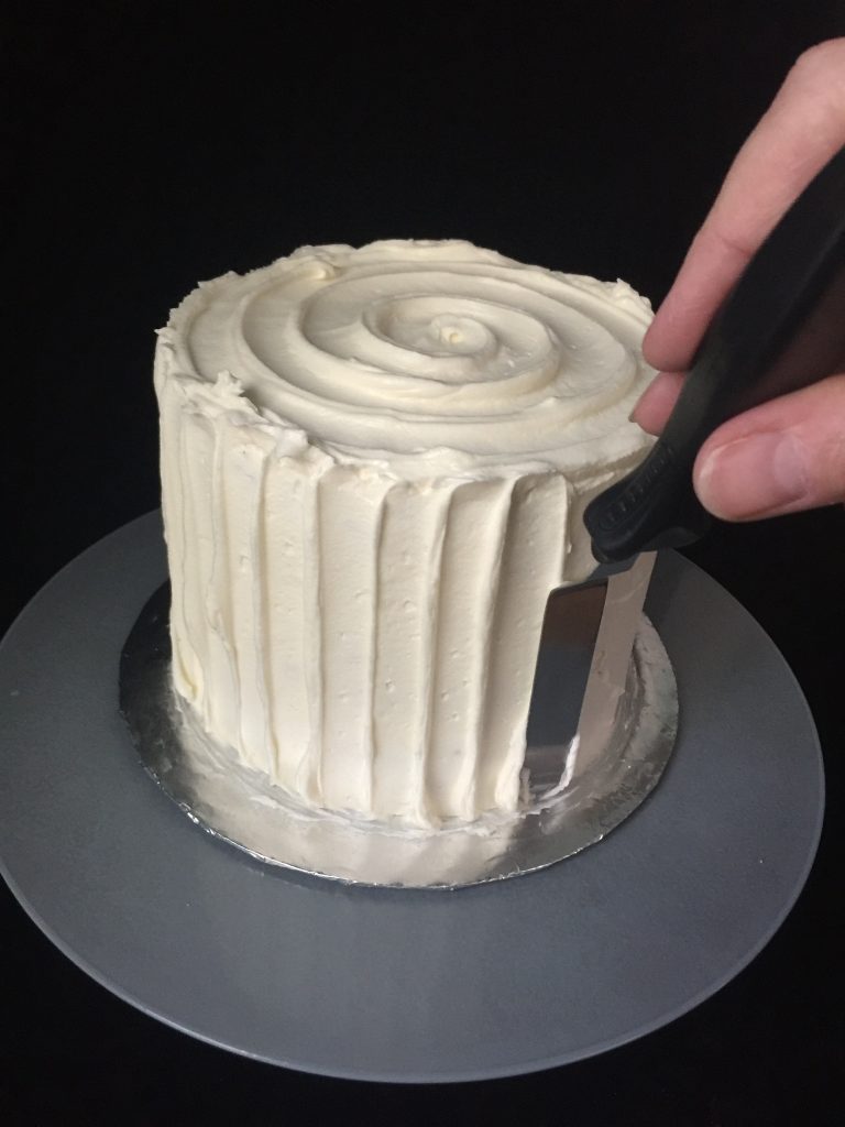 Cake getting vertical buttercream stripes