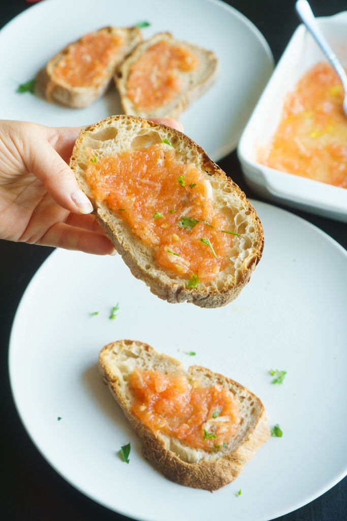 Spanish Bread with Tomato (Pan con Tomate) - The Cookware Geek