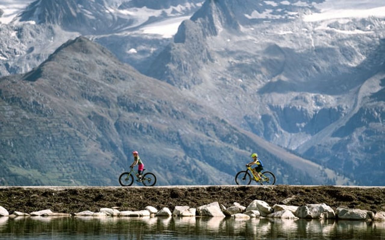 Homepage screenshot of andermatt-sedrun-disentis.ch