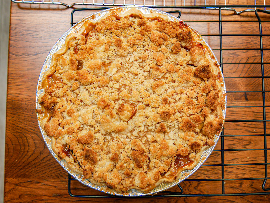 peach pie with crumb topping