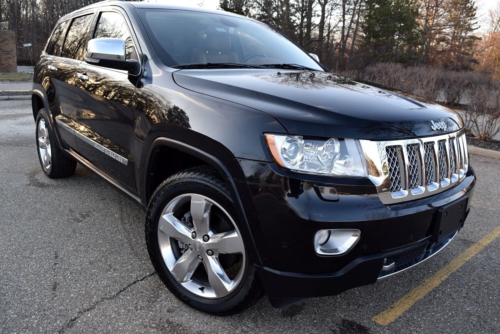 Hemi powered 2013 Jeep Grand Cherokee Overland Edition 4×4