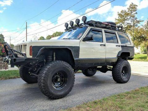 well modified 1999 Jeep Cherokee Sport/Classic 4&#215;4 for sale