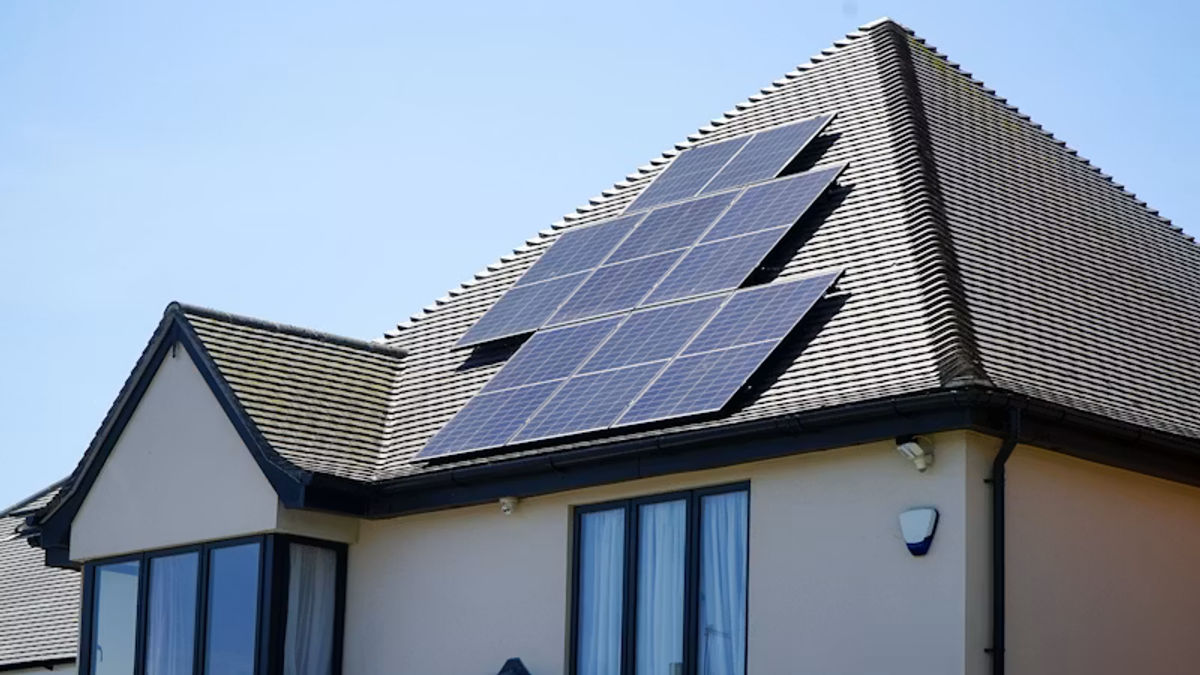 Haus mit Solarpaneelen auf dem Dach