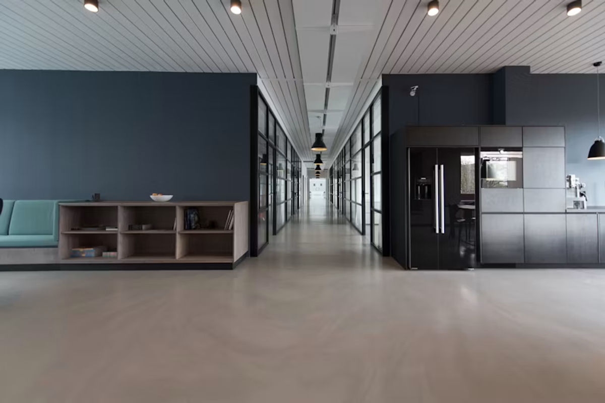 Modernes Bürointerior mit Holzeinrichtung