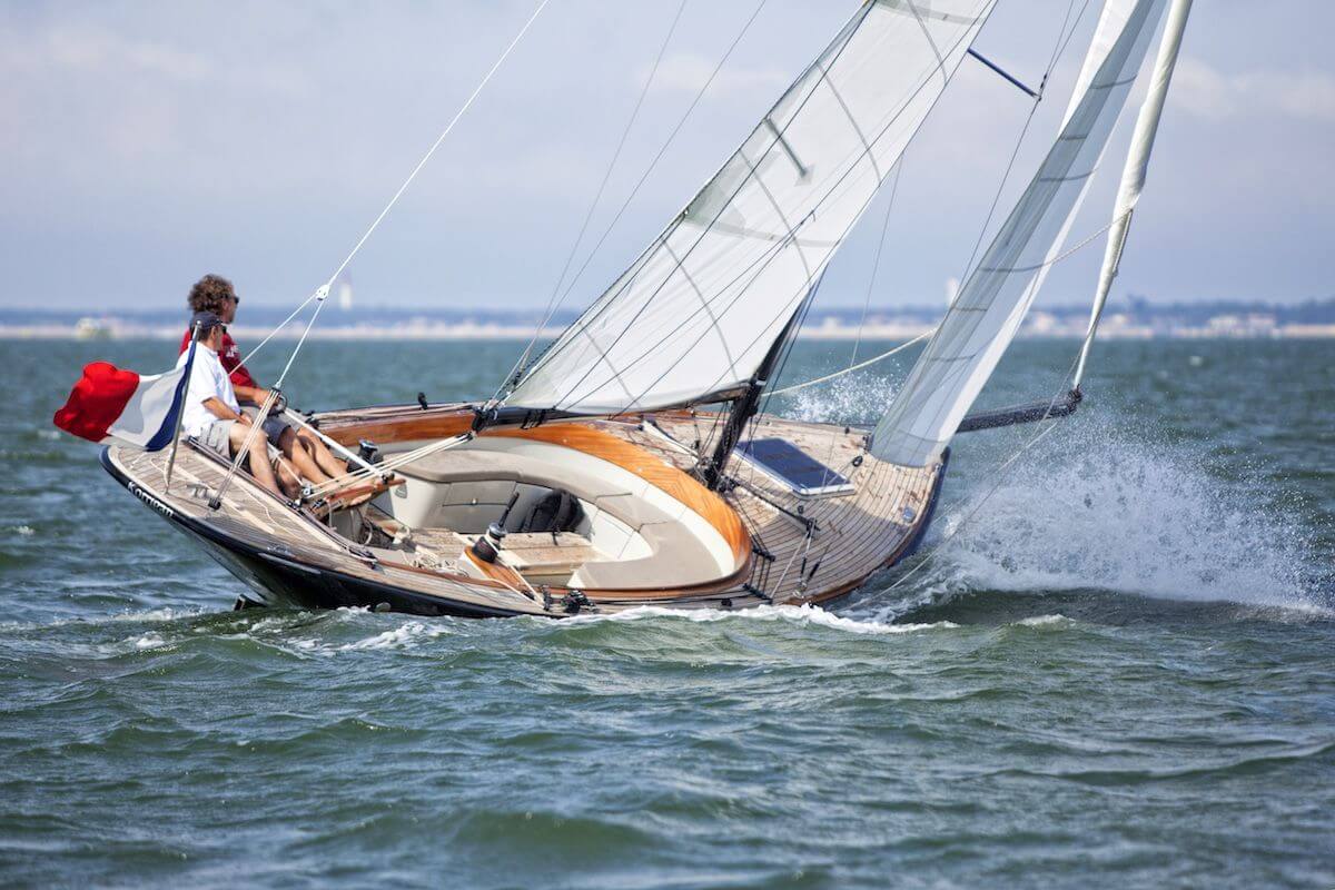 Vue de 3/4 arrière du Cape Cod 896 sous voile