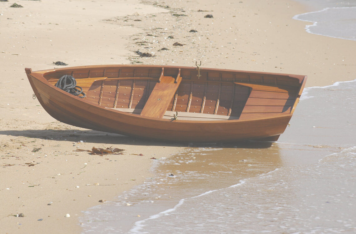 Voilier en bois, posé sur la plage