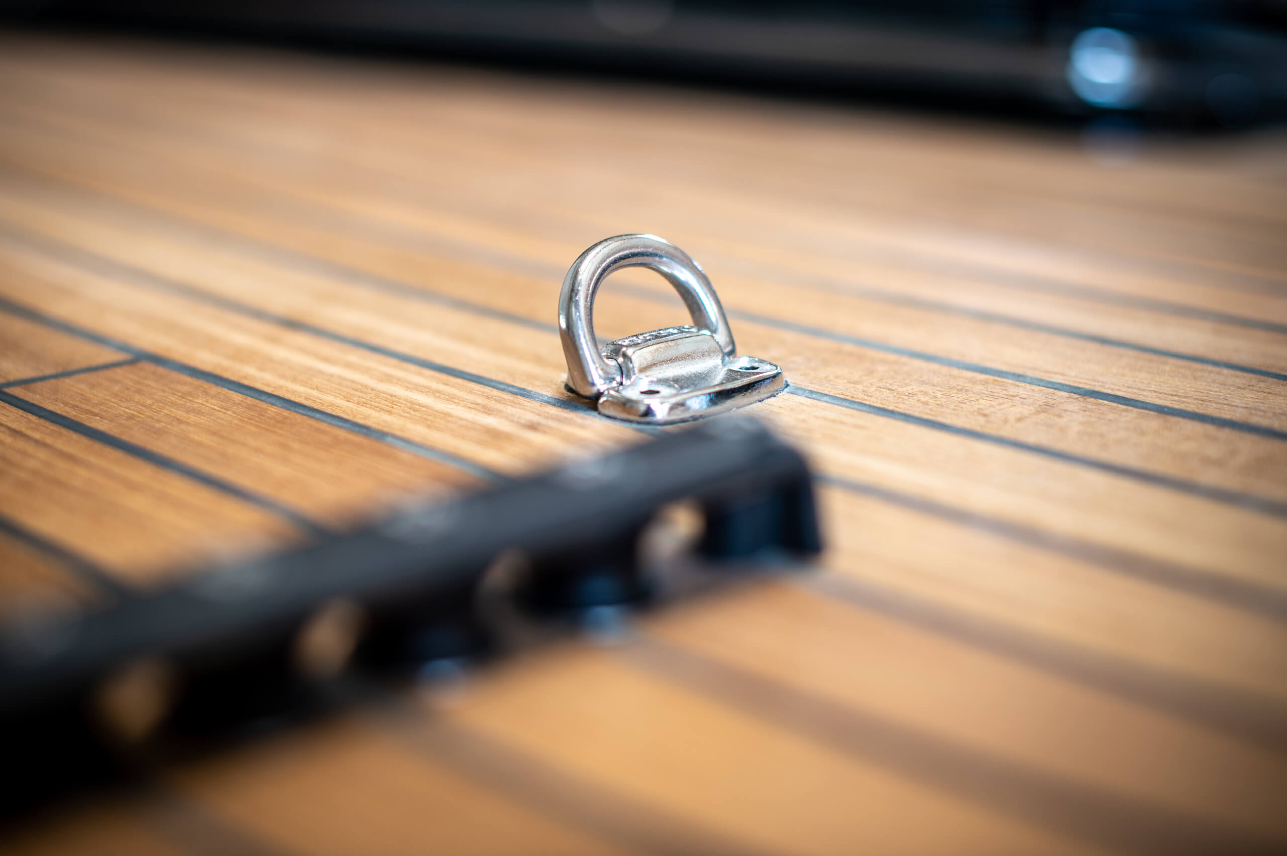 Pont en teck de Birmanie - Artisanat d'Art et Navigation de Luxe - Rosewest