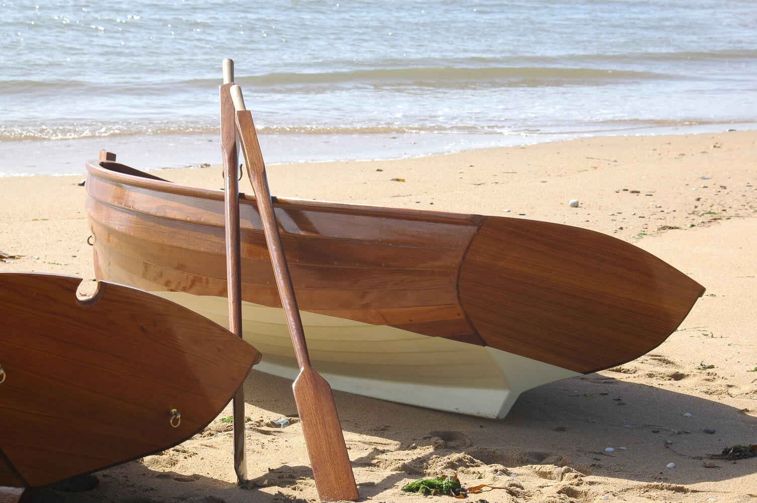 Voilier en bois, Nano, posé sur la plage