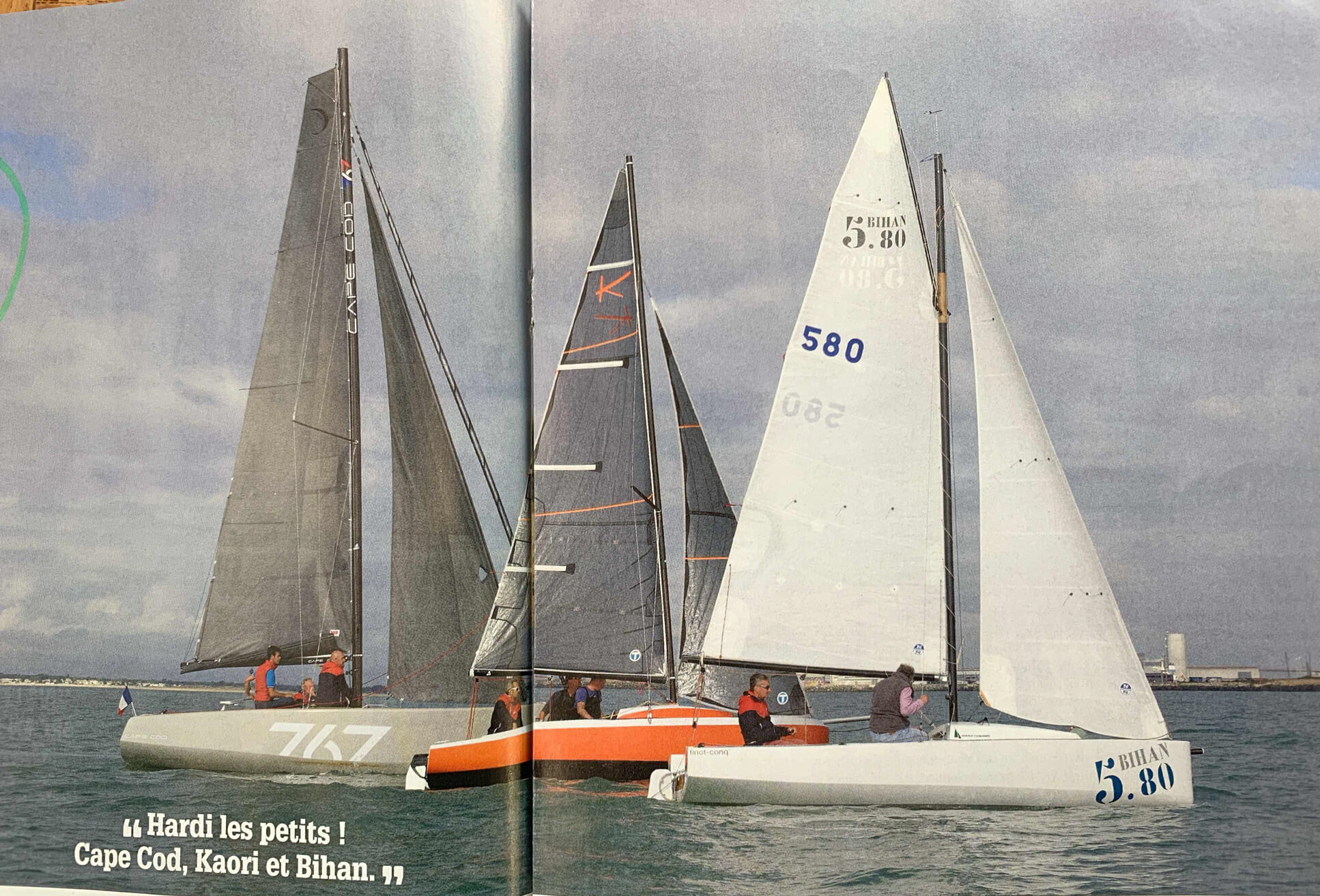 Extrait de l'article de Voile Magazine, sur les voiliers de l'année. Le Cape Cod 767 navigue à côté du Bihan 5.80, Prix Bernard Rubinstein