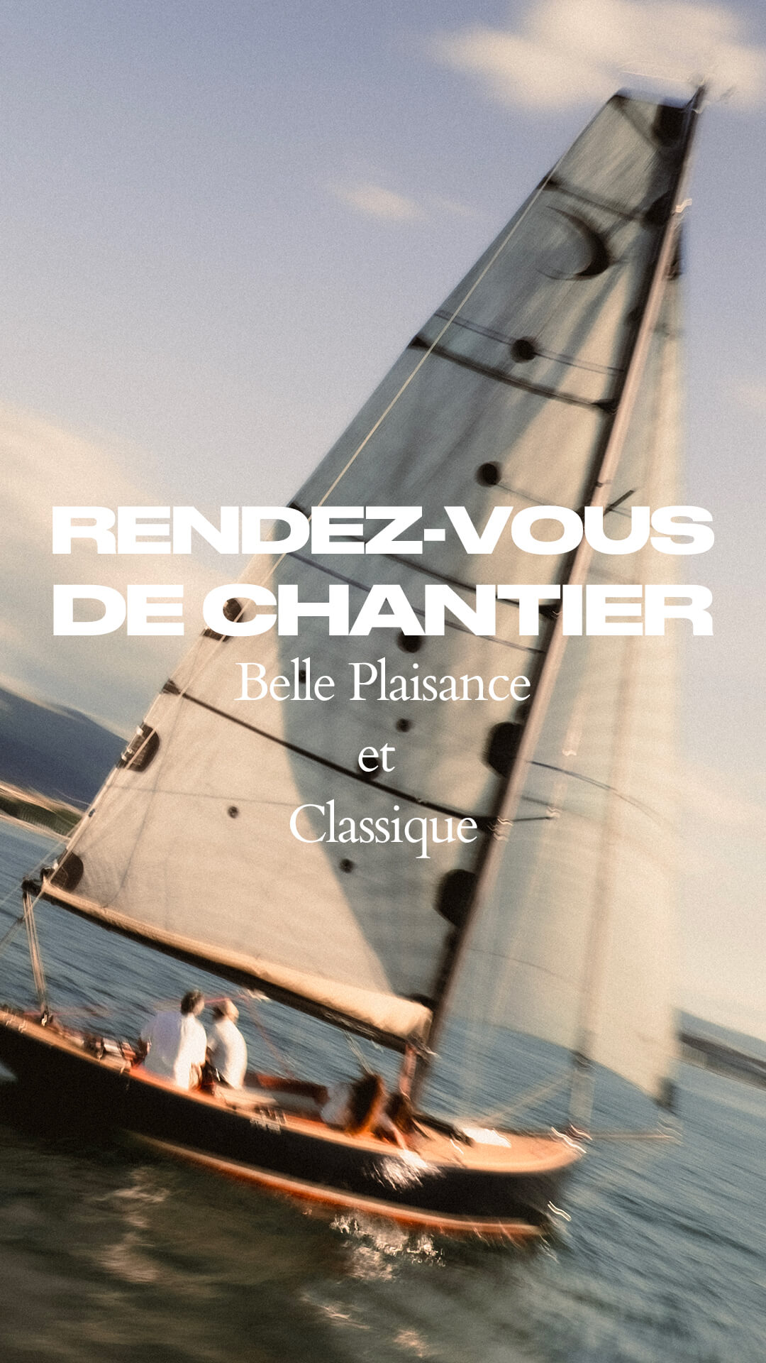une vue esthétique floue d'un voilier Cape Cod sous voile pour illustrer la belle plaisance et l'esprit de tradition