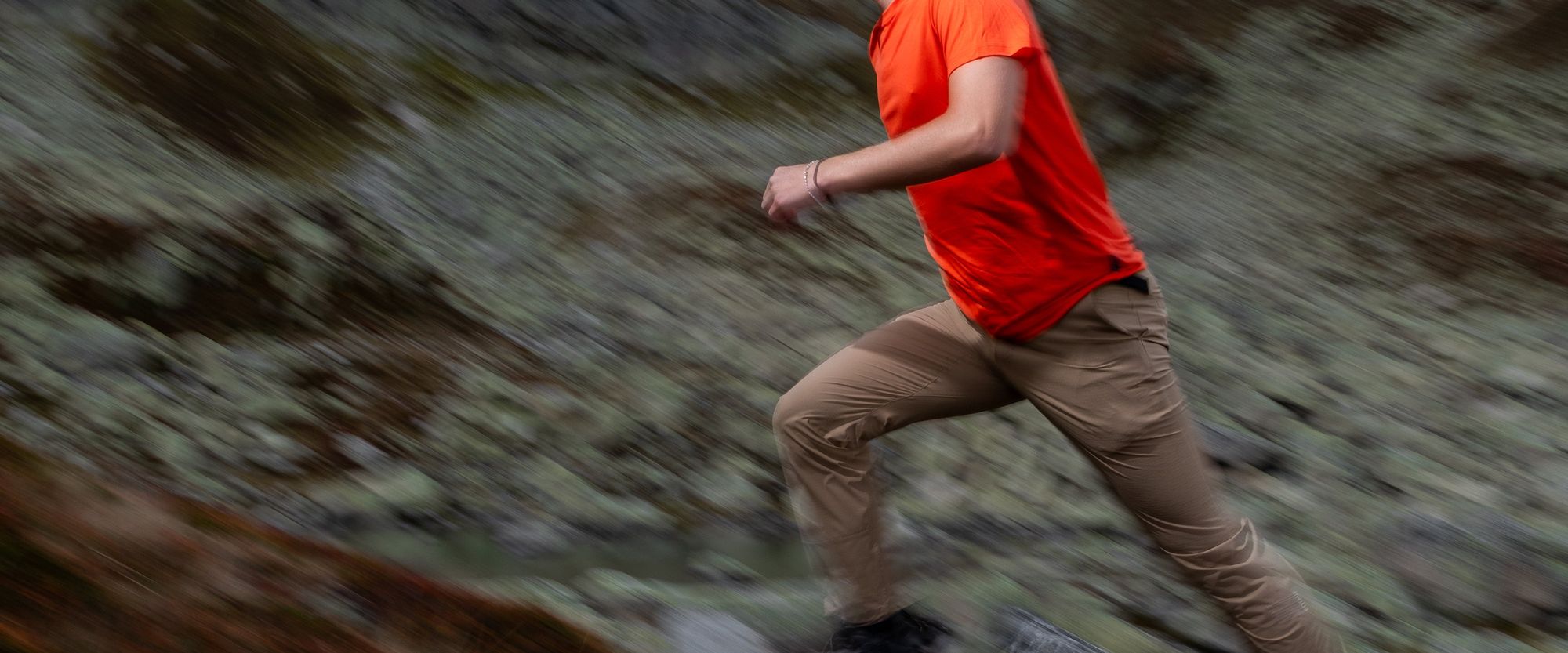 Wanderer im Aufstieg mit ROTAUF Bekleidung