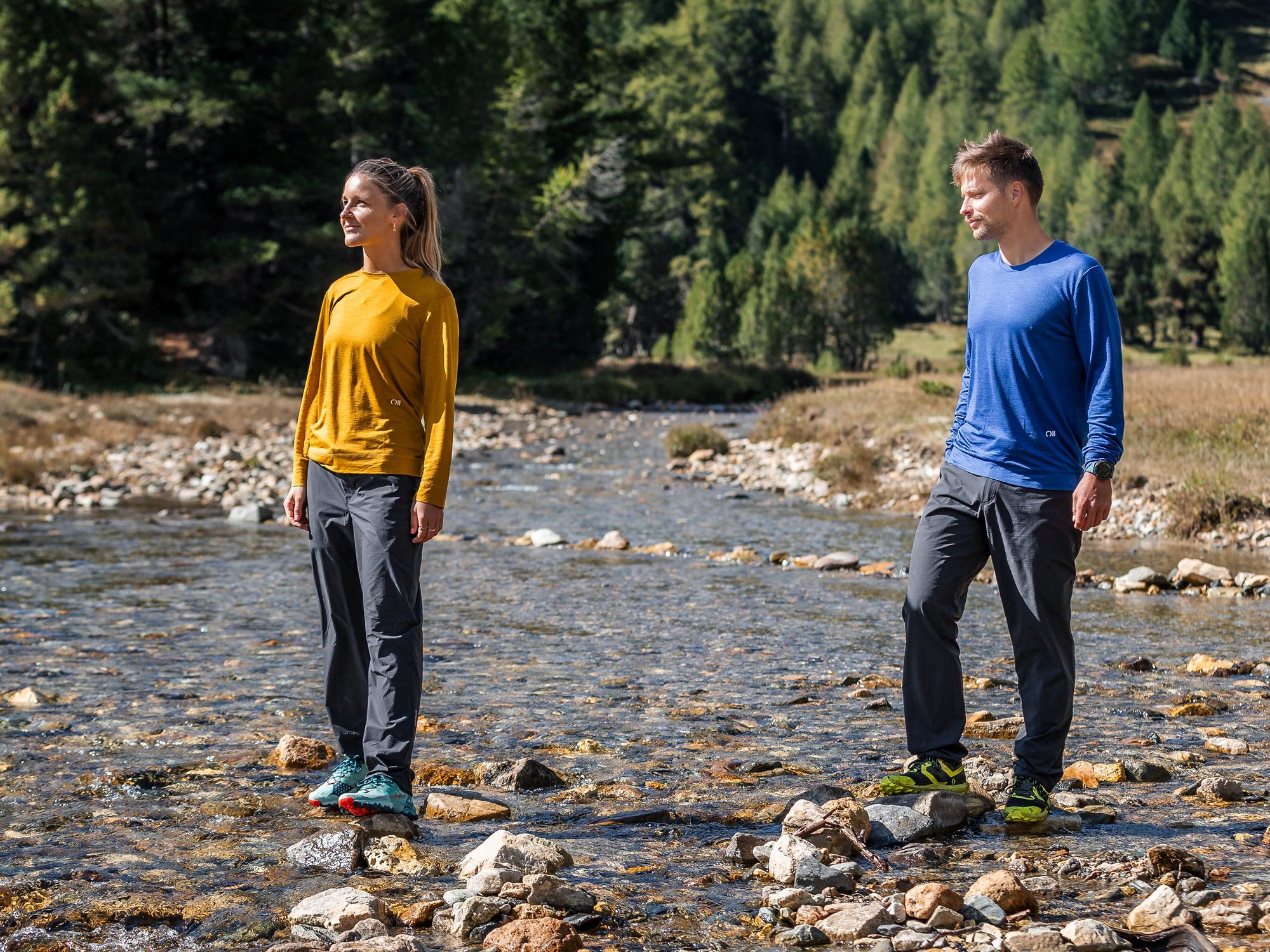 Mood Bild ROTAUF Wanderer überqueren Fluss