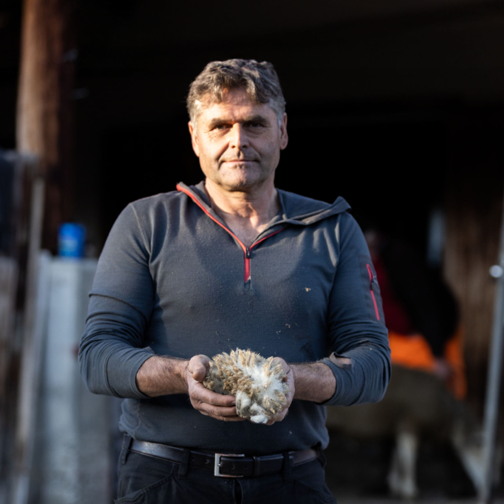 Marcus Berther, Schafbauer mit Wolle in der Hand