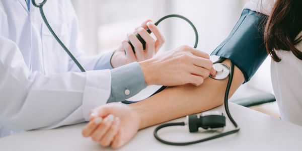 Pengecekan Tensi oleh Dokter