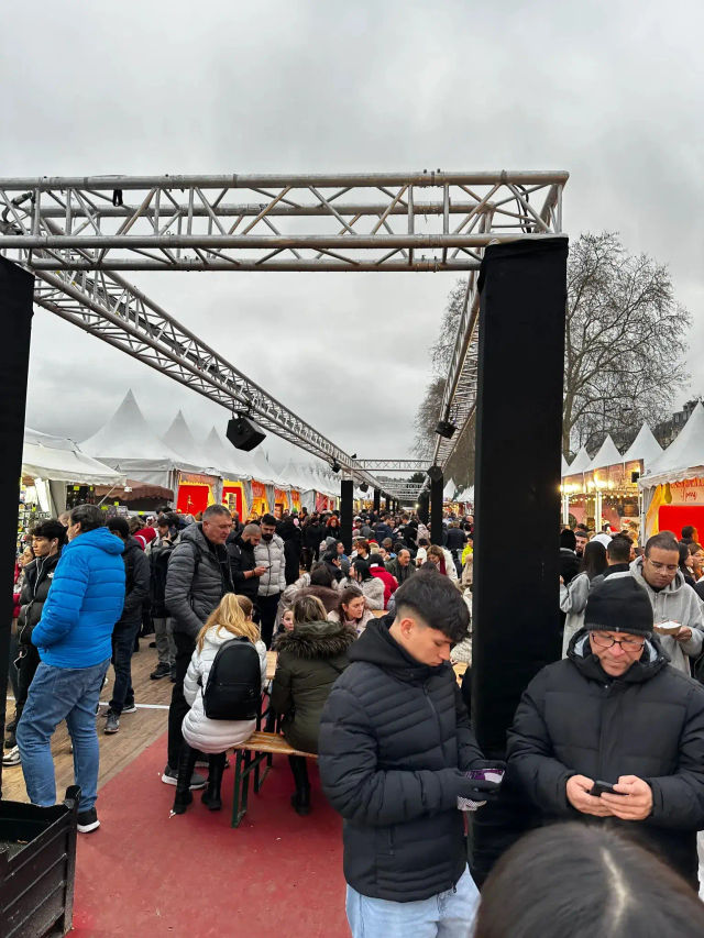 CHRISTMAS VILLAGE, QUAI BRANLY - JACQUES CHIRAC